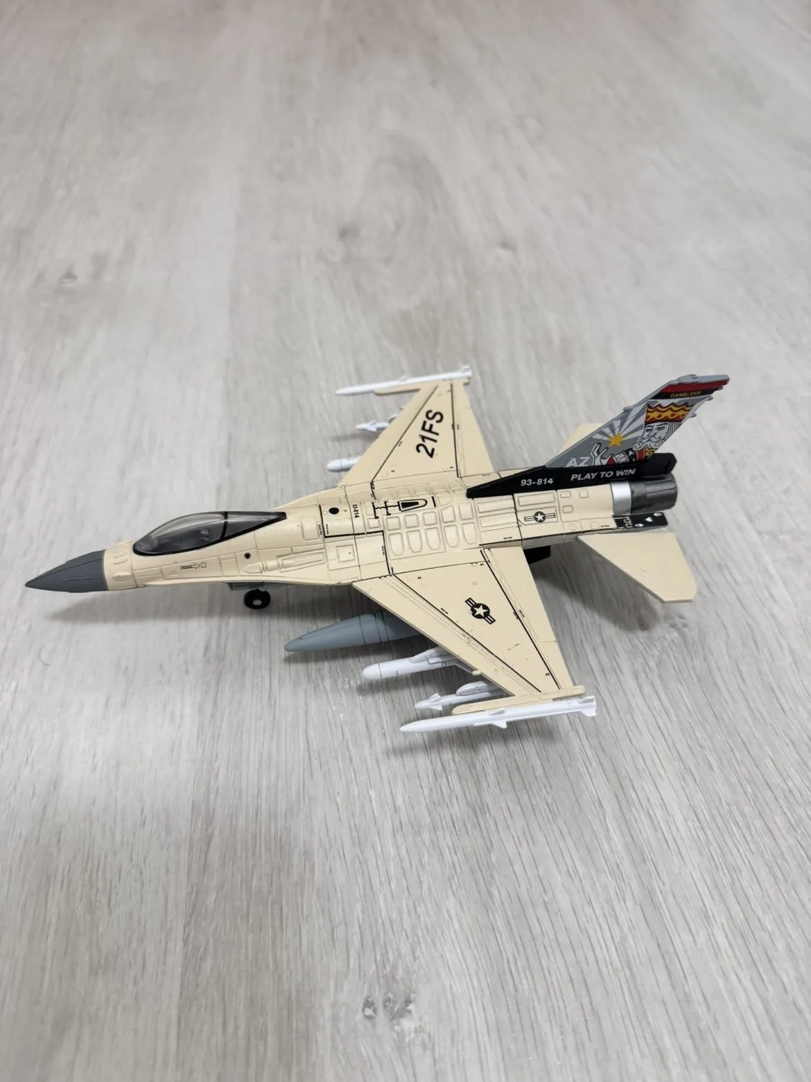 Customer photo — F-16 Viper 1:72 scale model in Play To Win Gamblers livery