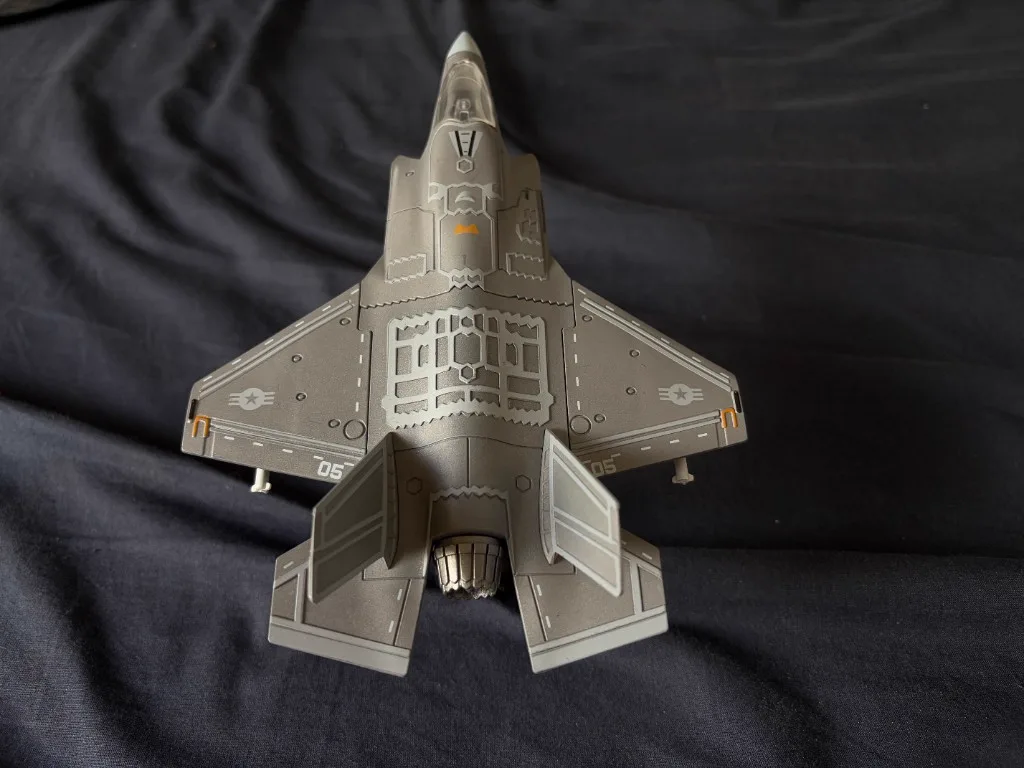 Customer photo — F-35 Lightning II 1:72 scale model showing panel line and marking detail
