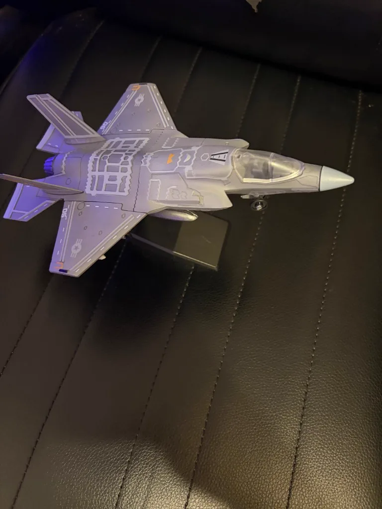 Customer photo — F-35 Lightning II 1:72 scale model on display stand